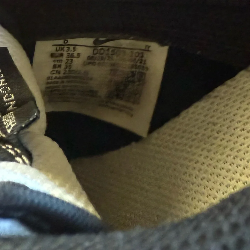 Nike Woman Black and White Athletic Sneakers